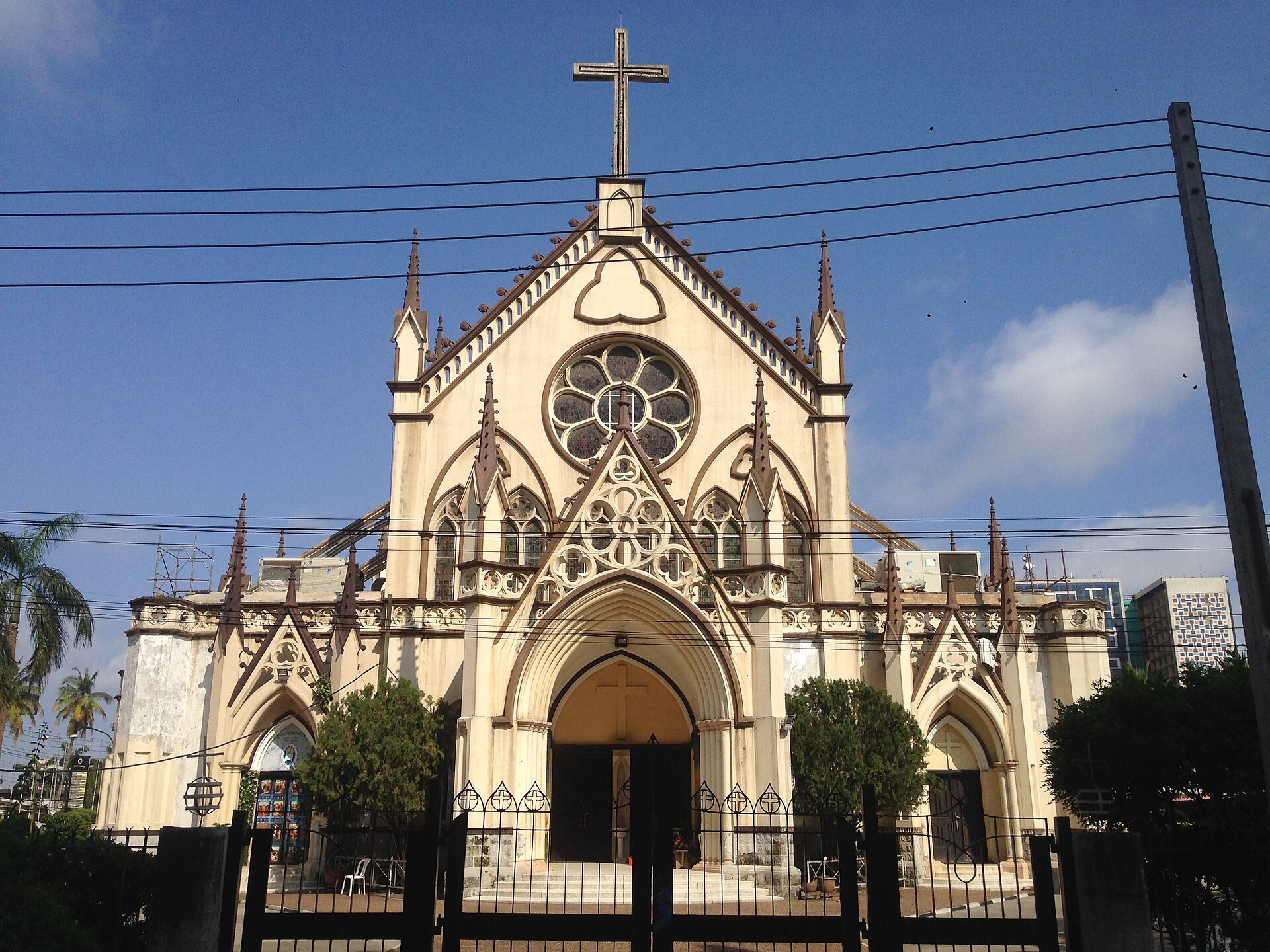 Ảnh minh họa bối cảnh địa phương (không phải đền Aokpe): Nhà thờ Chính tòa Thánh Giá (Holy Cross Cathedral) tại Lagos — một trong những nhà thờ Công giáo lớn và lâu đời nhất Nigeria.
