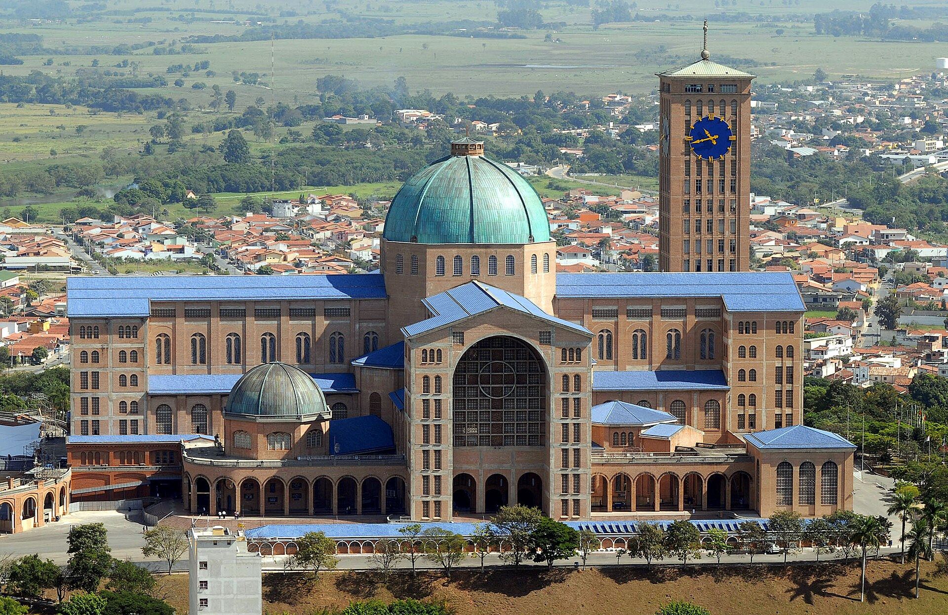 Vương cung thánh đường Quốc gia Đức Mẹ Aparecida tại bang São Paulo, Brazil (ảnh năm 2007)