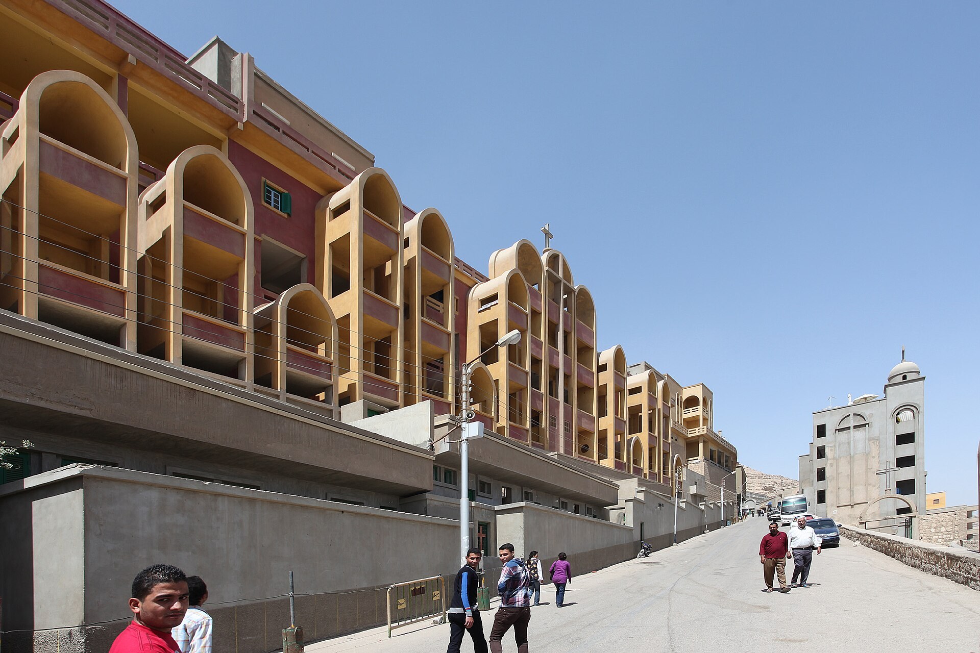 Lối lên Tu viện Đức Mẹ Dronka (Deir Durunka) trên núi phía tây Assiut.
