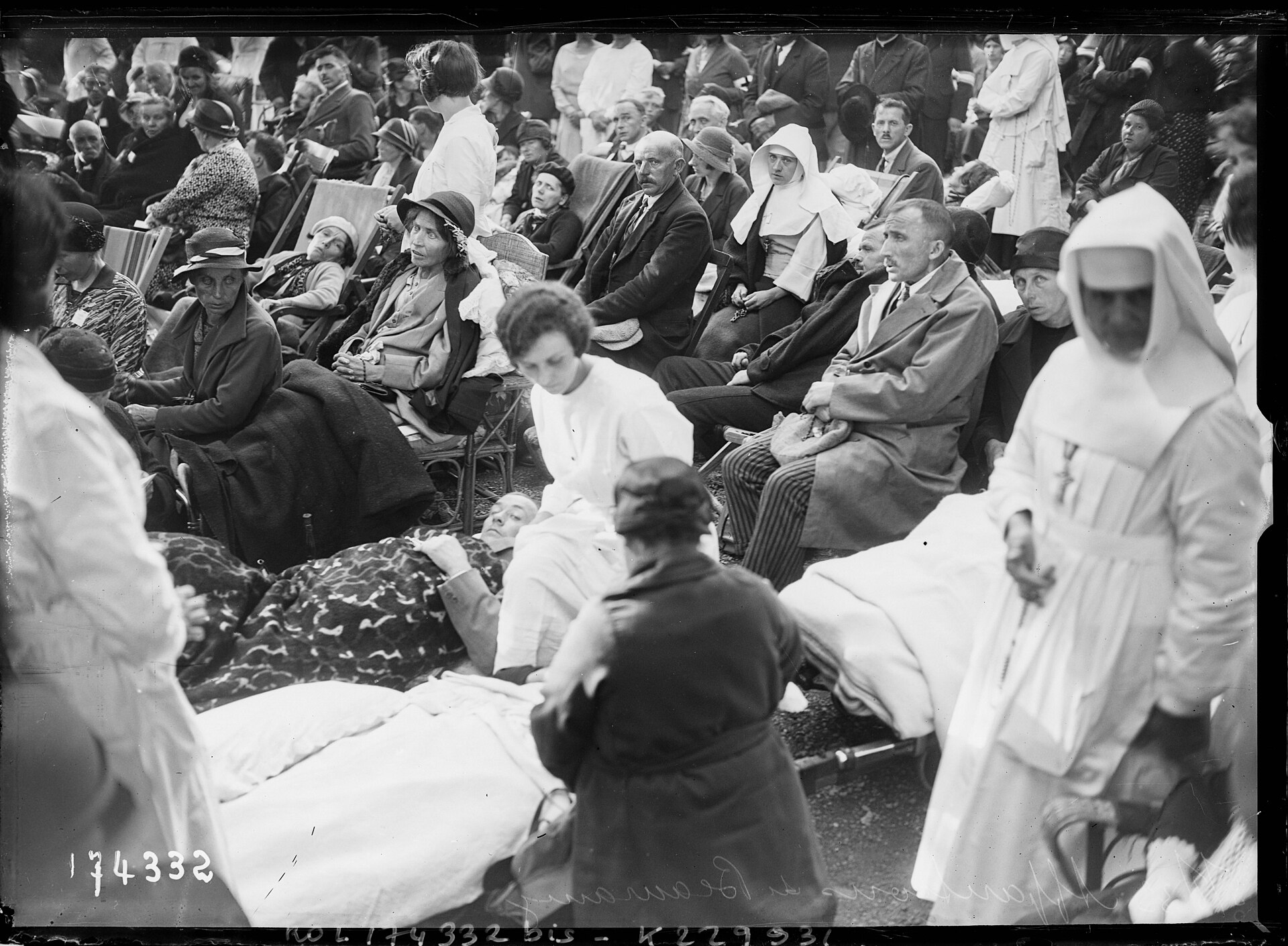 Khách hành hương, trong đó có nhiều người bệnh, tại Beauraing ngày 5 tháng 8 năm 1933