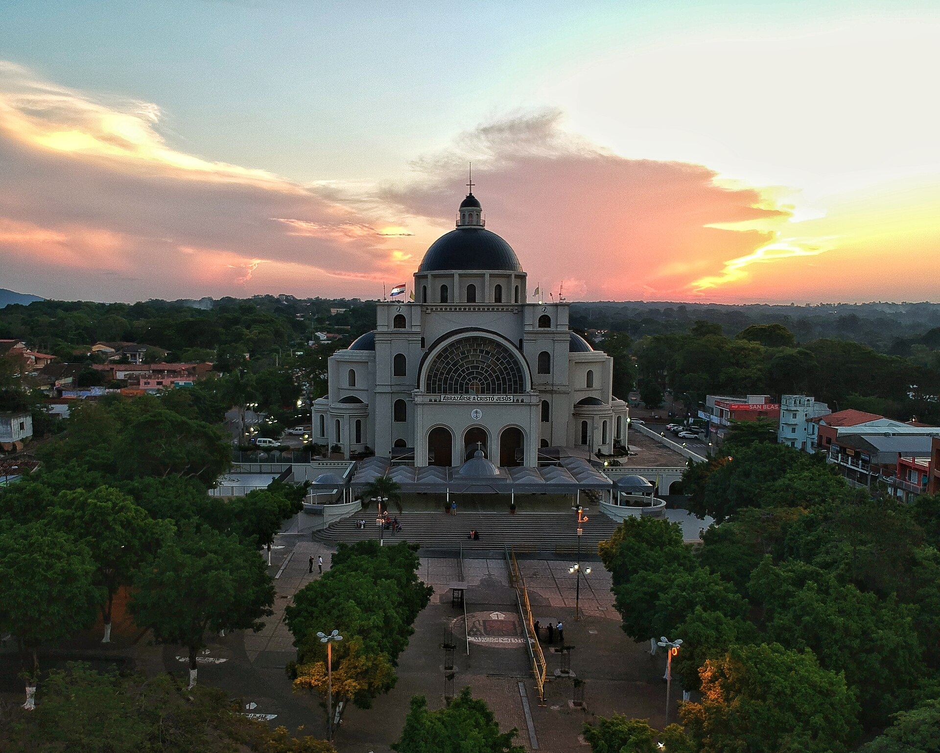 Vương cung thánh đường Đức Mẹ Caacupé, Paraguay, nhìn từ trên cao lúc hoàng hôn