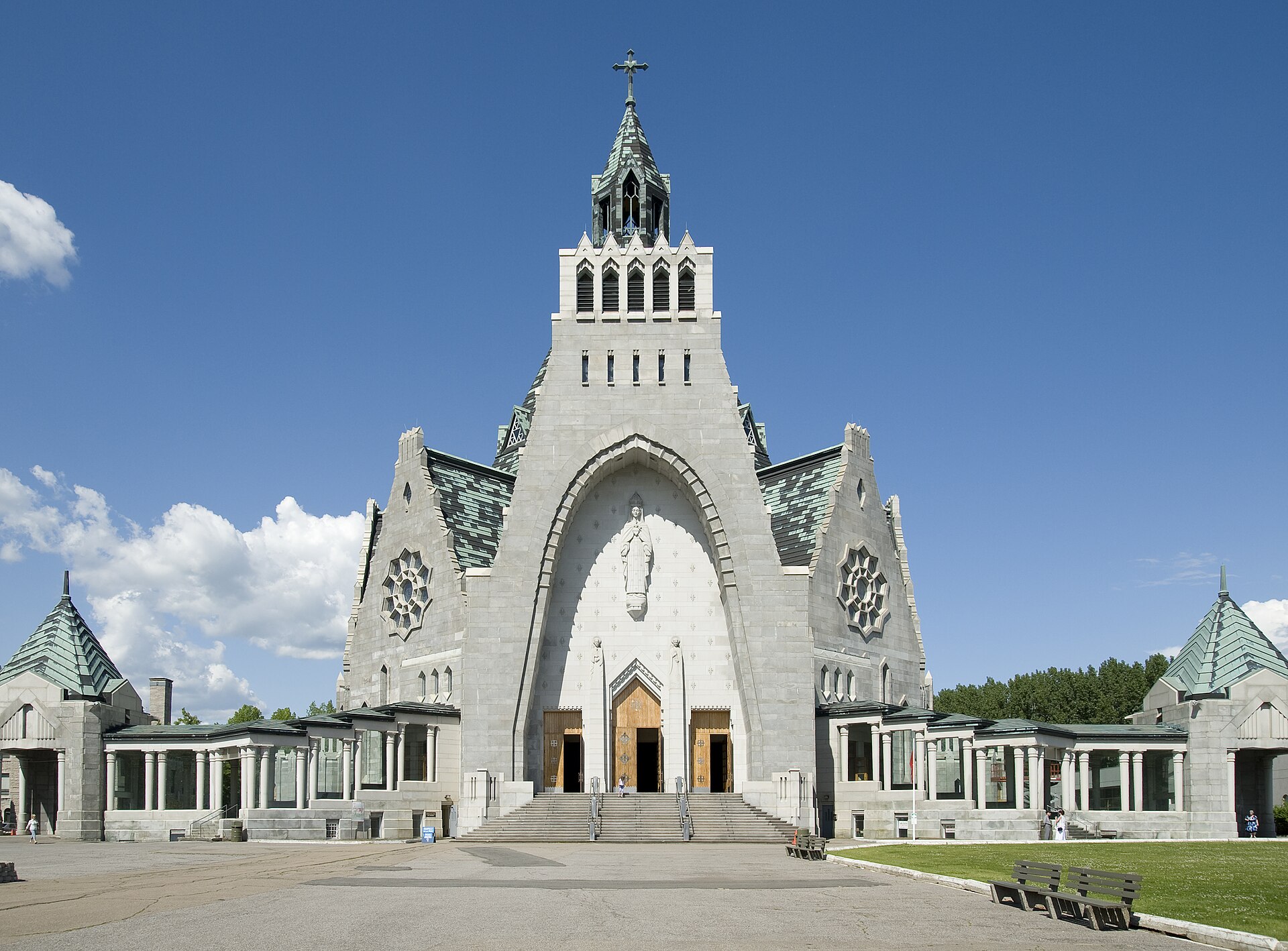 Vương cung thánh đường Notre-Dame-du-Cap, đền thánh Đức Mẹ cổ kính bên bờ sông Saint-Laurent