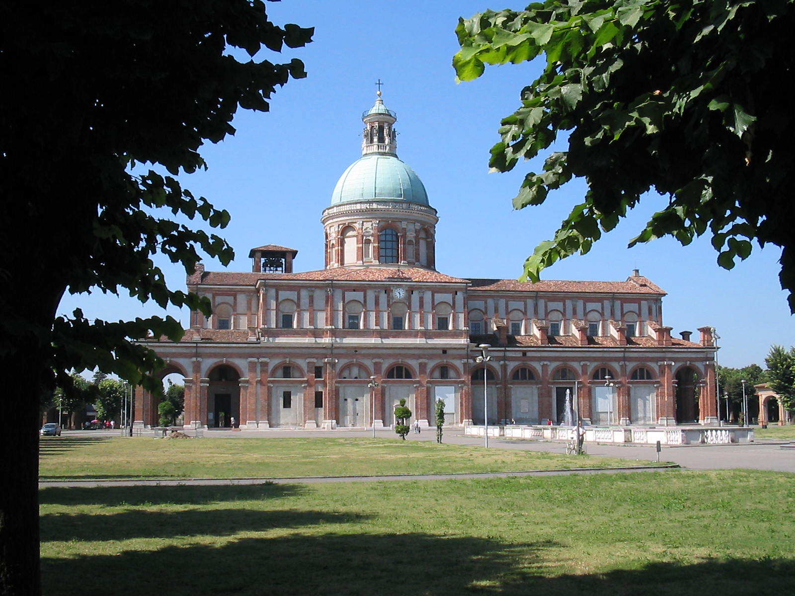 Vương cung thánh đường Santa Maria del Fonte tại Caravaggio nhìn từ sân hành hương, với mái vòm của Pellegrino Tibaldi và hồ nước của Suối Thánh ở phía trước