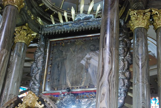 Bức họa gốc Đức Mẹ Chiquinquirá được đặt trong khung trang trí tại Vương cung thánh đường Chiquinquirá