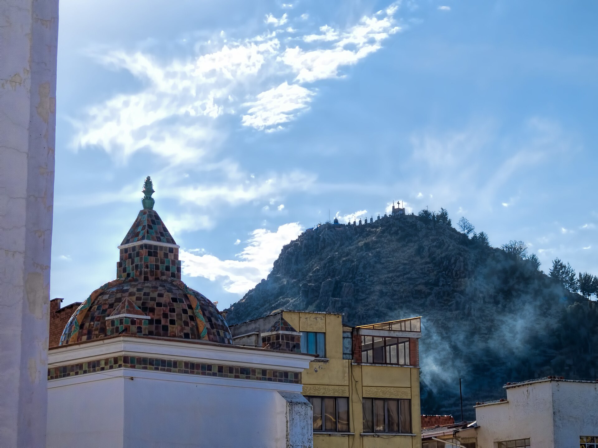 Mái vòm của thánh đường Copacabana và đồi Calvario phía sau, Bolivia