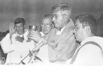 Cha Bernardo Martínez, thị nhân của Cuapa, dâng Thánh lễ sau khi thụ phong linh mục năm 1995 (ảnh tư liệu đen trắng, độ phân giải gốc nhỏ)