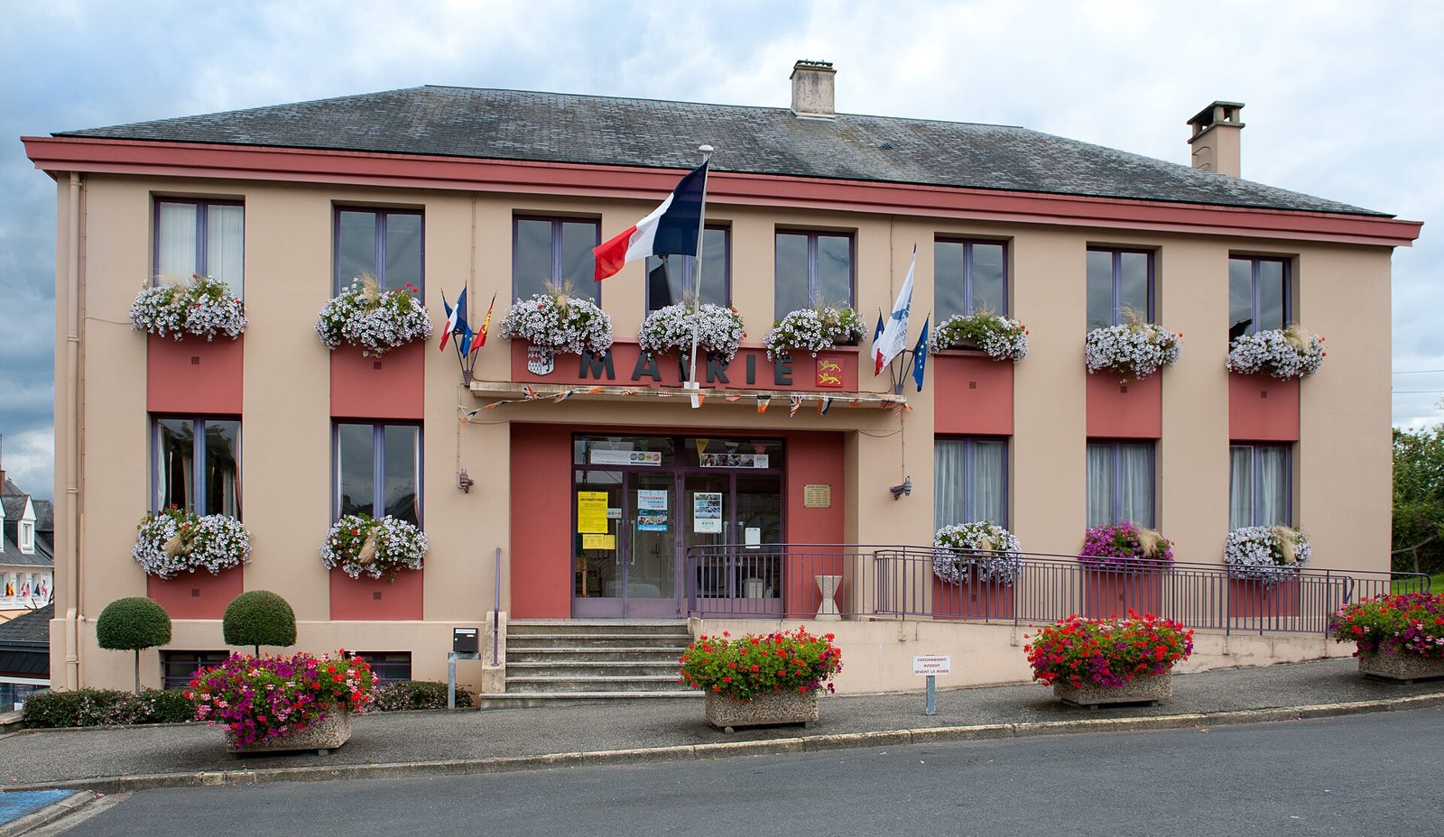 Tòa thị chính xã Dozulé, tỉnh Calvados — ngôi làng vùng Normandie nơi diễn ra các hiện tượng được loan truyền
