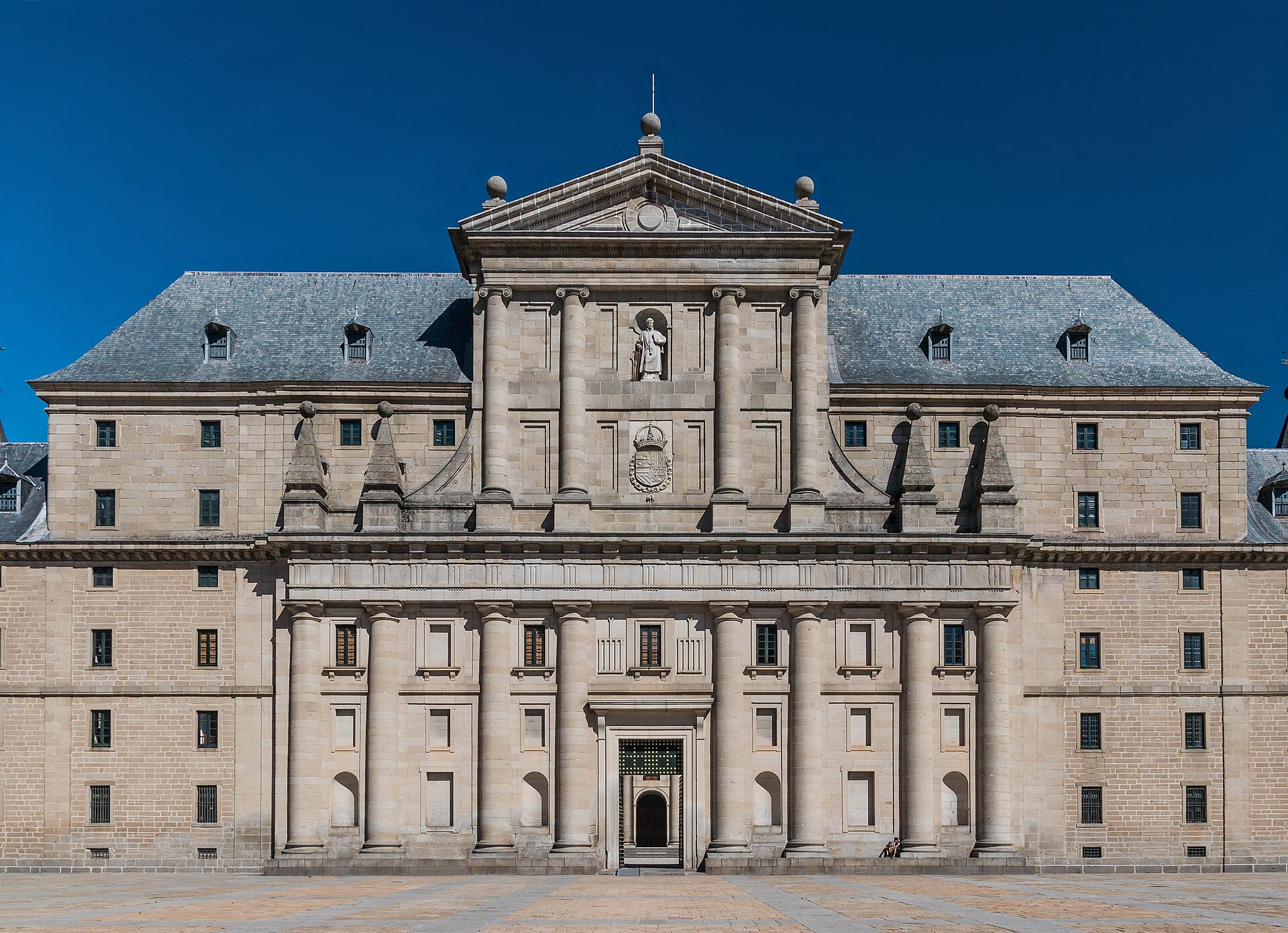 Mặt tiền Tu viện hoàng gia San Lorenzo de El Escorial — công trình tiêu biểu của thị trấn San Lorenzo de El Escorial, gần khu vực Prado Nuevo