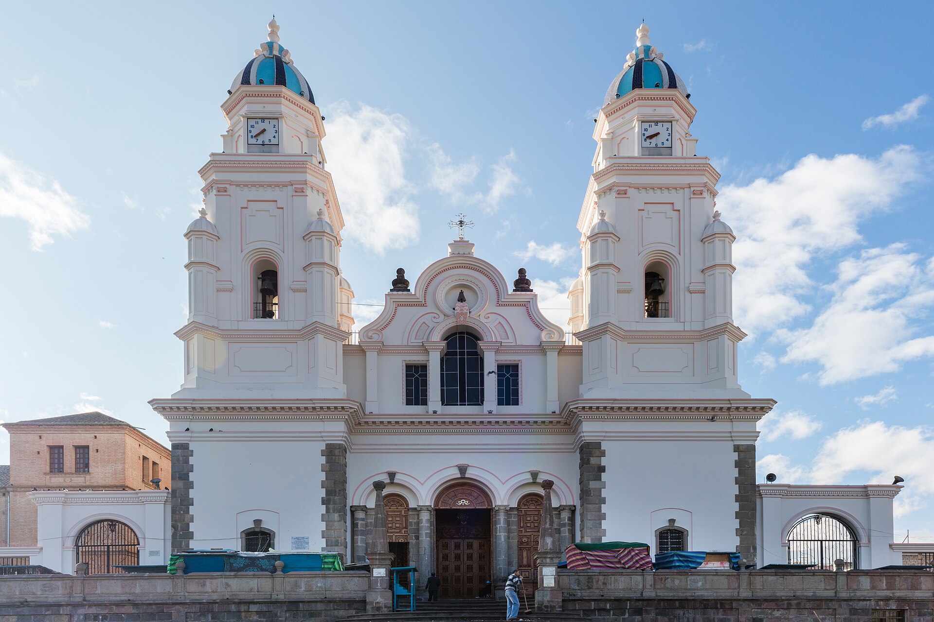 Mặt tiền Thánh đường El Quinche với hai tháp chuông, Ecuador