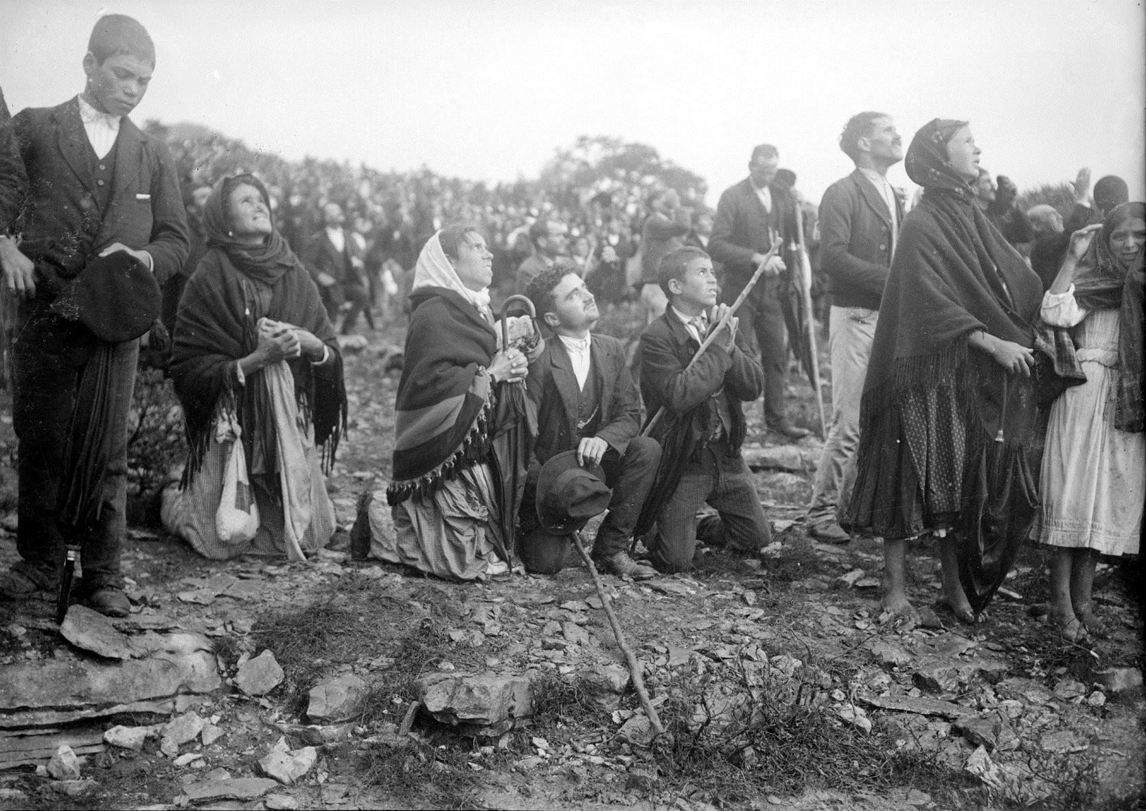 Đám đông chứng kiến Phép lạ Mặt Trời tại Cova da Iria, ngày 13 tháng 10 năm 1917