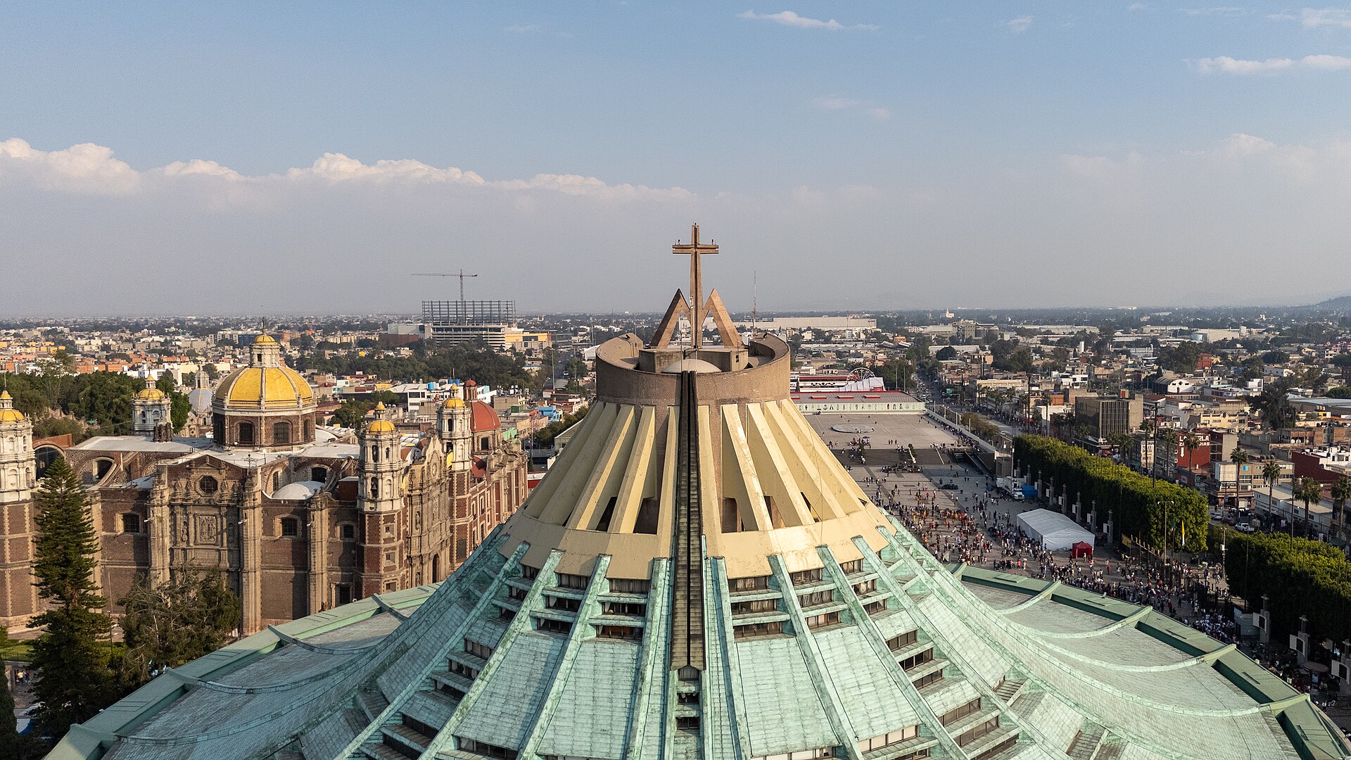 Toàn cảnh Vương cung thánh đường Đức Mẹ Guadalupe tại Mexico City nhìn từ trên cao