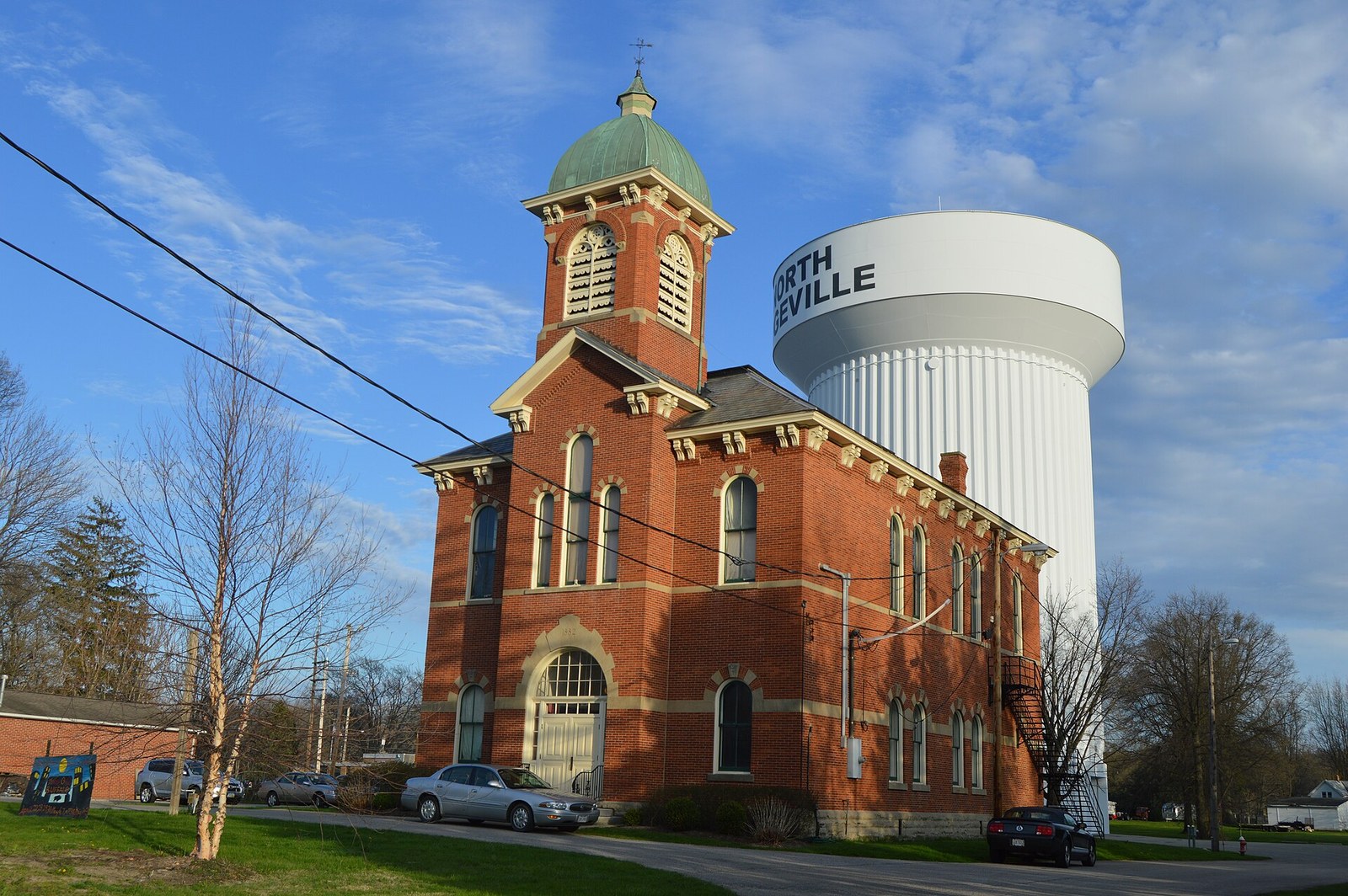 Tòa thị chính lịch sử của thành phố North Ridgeville, bang Ohio, với tháp nước mang tên thành phố — địa phương nơi phong trào Holy Love đặt khu “Maranatha Spring and Shrine”