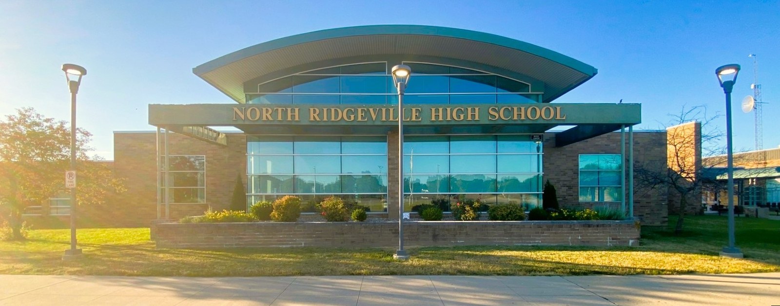 Mặt tiền Trường trung học North Ridgeville, bang Ohio, Hoa Kỳ (ảnh tháng 6 năm 2024) — quang cảnh trung tính của thành phố, không liên quan đến phong trào