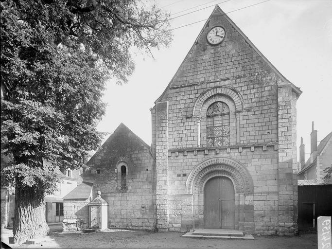 Mặt tiền phía tây nhà thờ Saint-Gilles ở L’Île-Bouchard — nơi diễn ra các cuộc hiện ra năm 1947