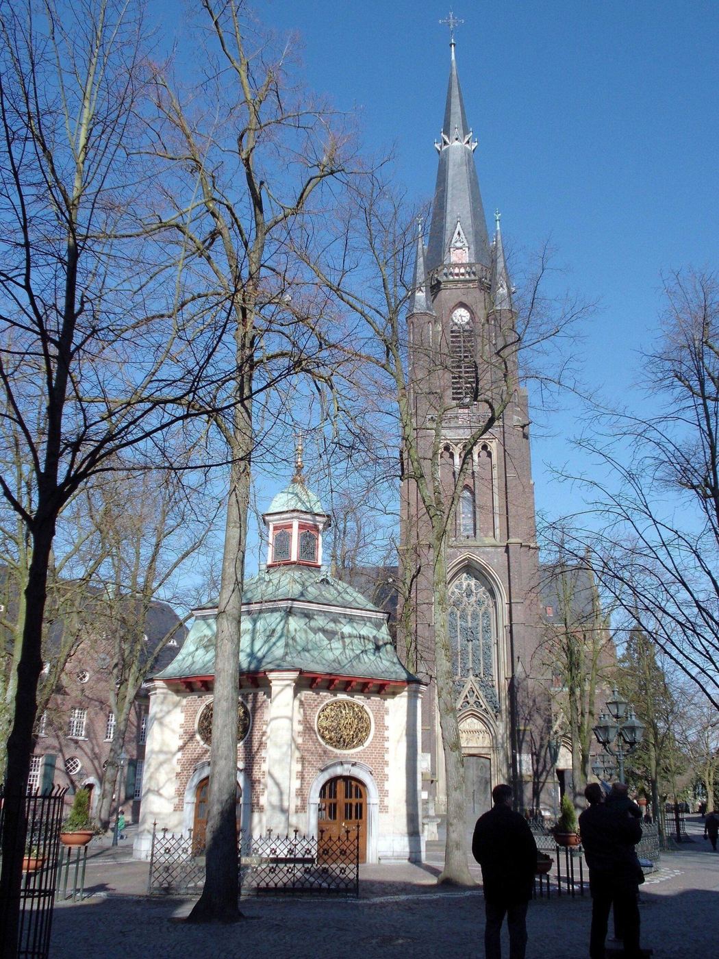Quảng trường Kapellenplatz ở Kevelaer: Nhà nguyện Ân Sủng (Gnadenkapelle) phía trước, tháp Vương cung thánh đường Thánh Maria phía sau