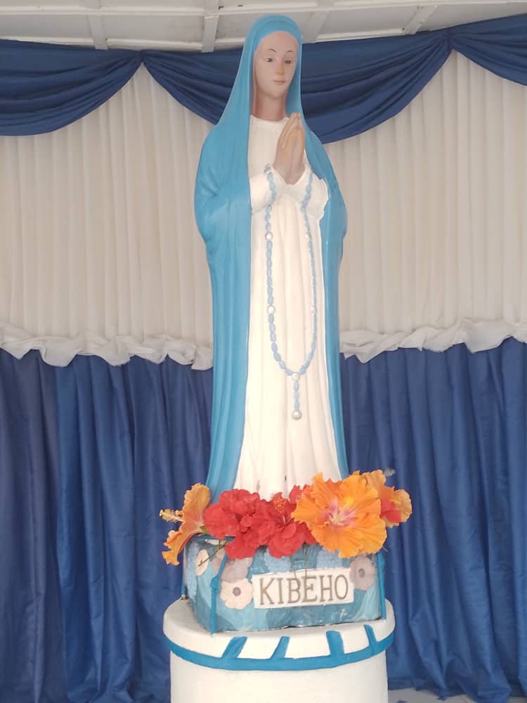 Tượng Đức Mẹ Kibeho — trên bệ tượng có ghi chữ 'Kibeho' — tại Rwanda