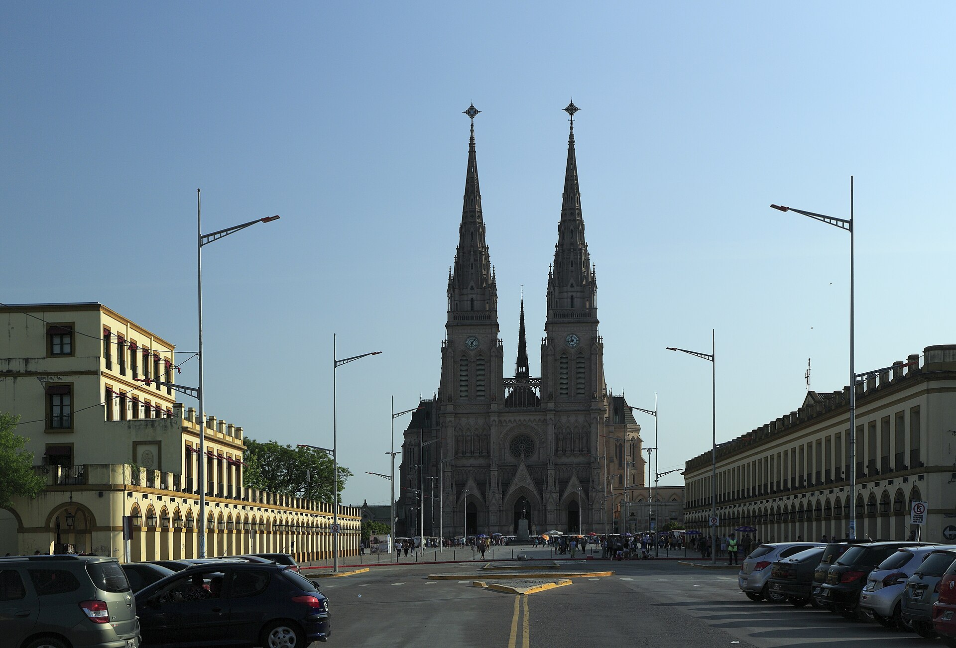 Vương cung thánh đường Đức Mẹ Luján tại Luján, Argentina
