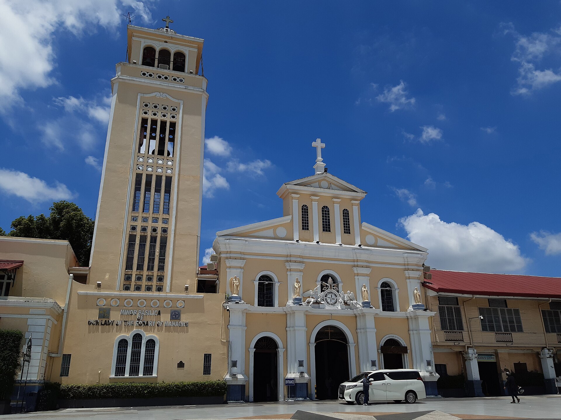 Mặt tiền Nhà thờ Đức Mẹ Manaoag tại Pangasinan, Philippines (ảnh chụp tháng 6 năm 2023).