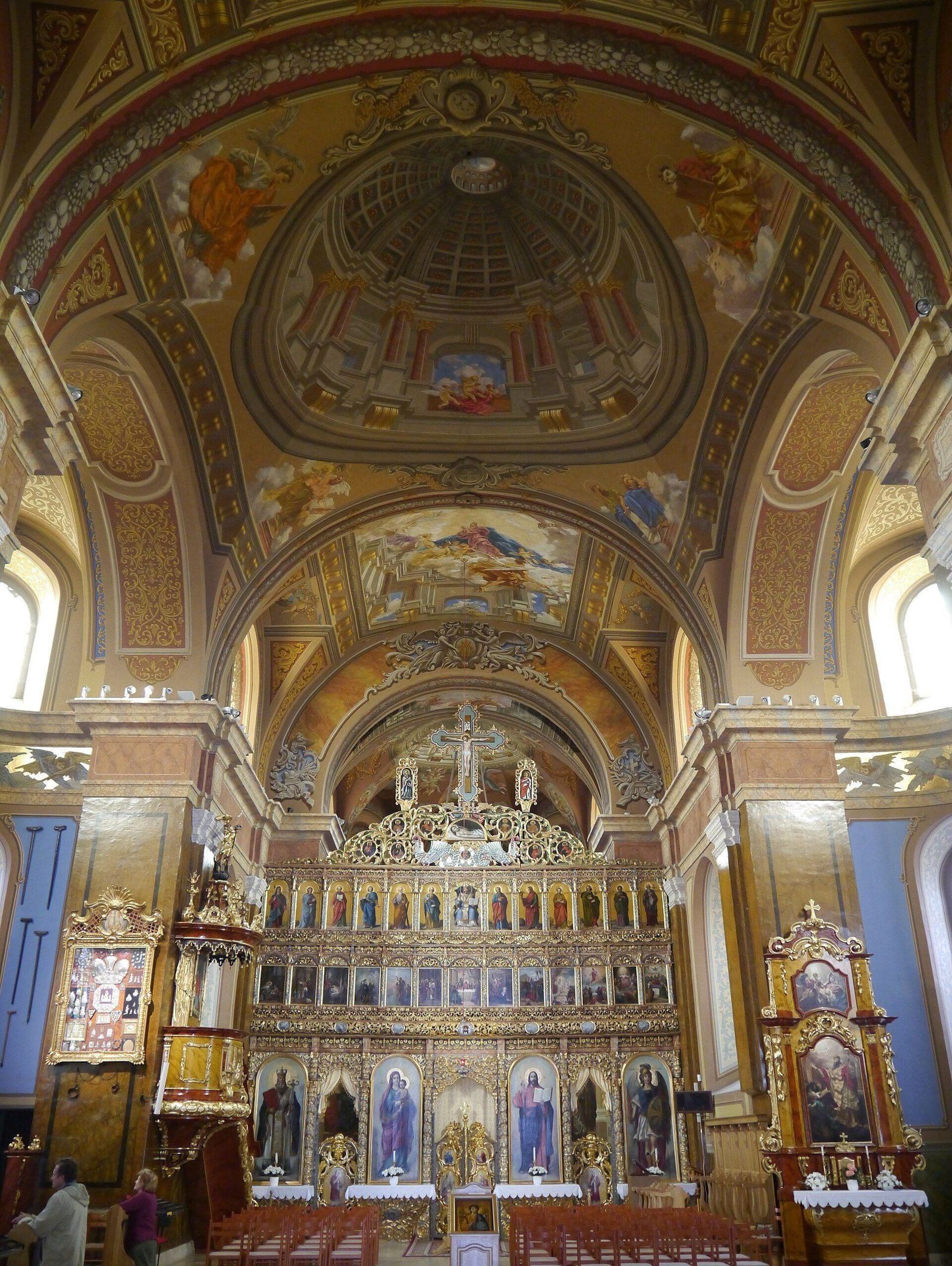 Bên trong vương cung thánh đường Máriapócs với bức chắn tượng (iconostasis) của truyền thống Công giáo Hy Lạp