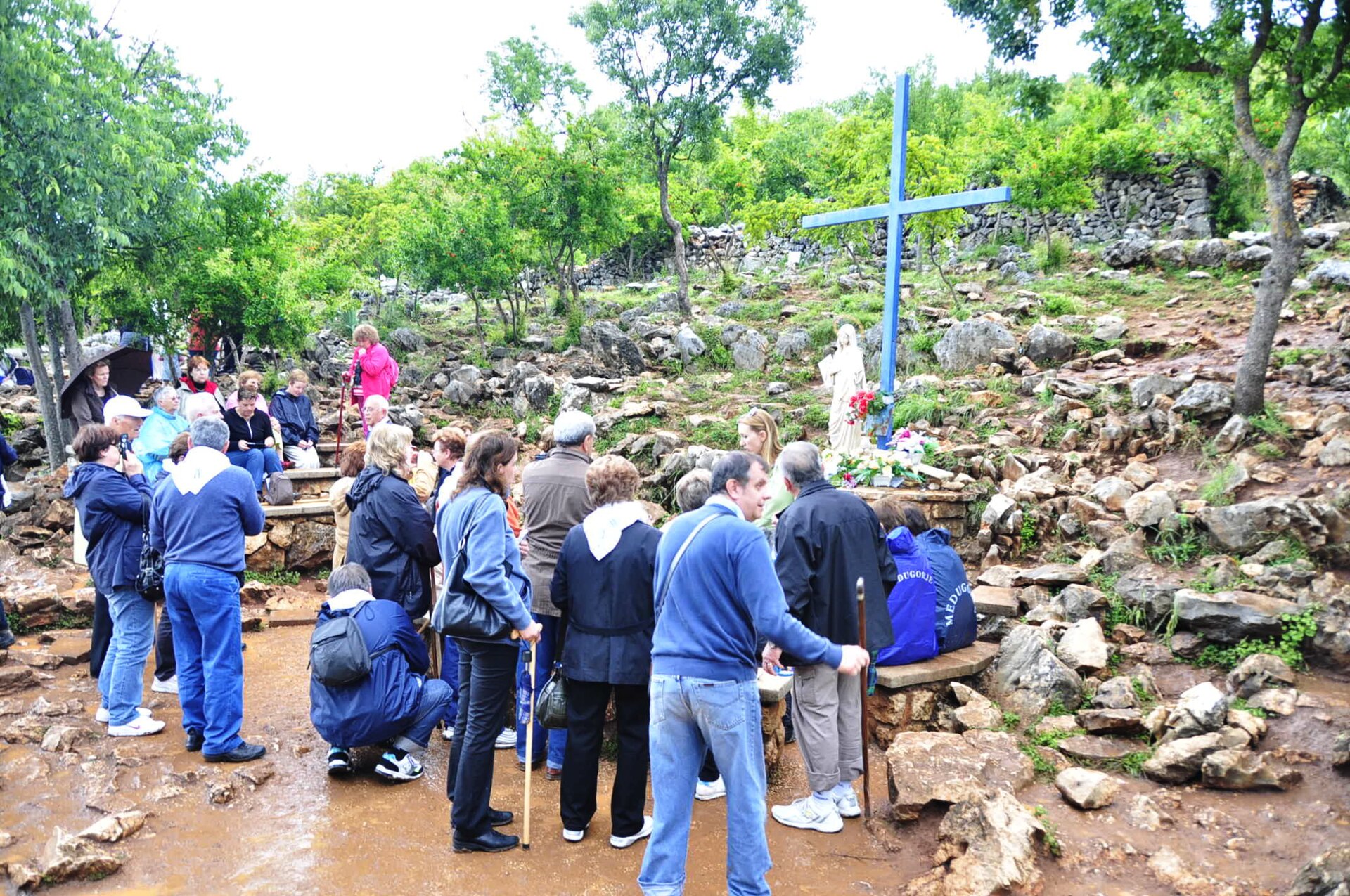 Thánh giá Xanh (Blue Cross) dưới chân đồi Podbrdo, Medjugorje — một trong các điểm cầu nguyện tại khu vực được cho là nơi Đức Mẹ hiện ra từ năm 1981