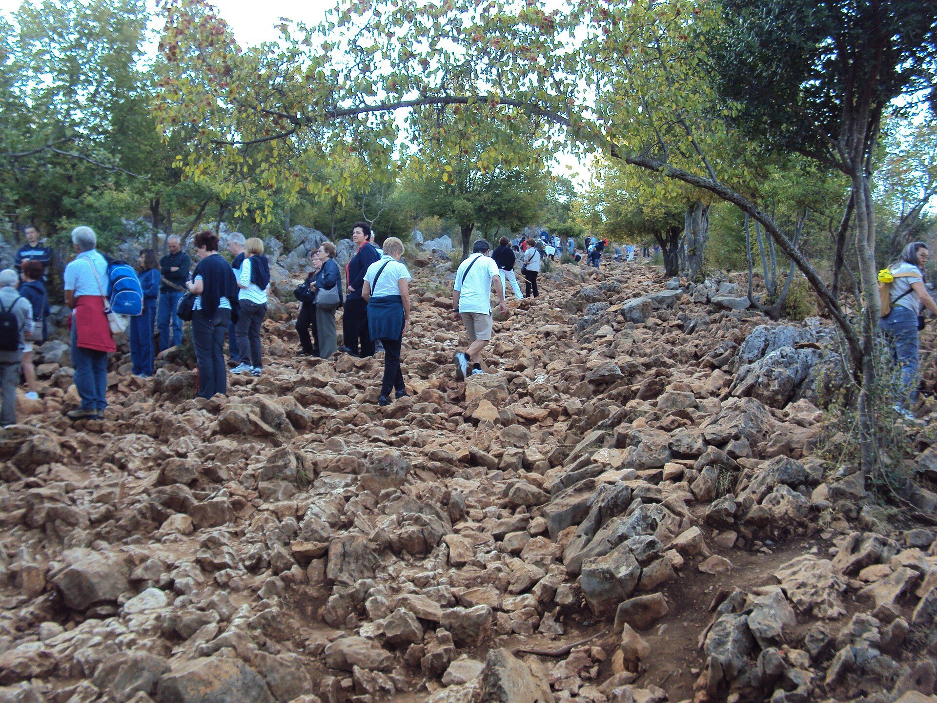 Đường lên đồi Podbrdo (đồi Hiện Ra) tại Medjugorje