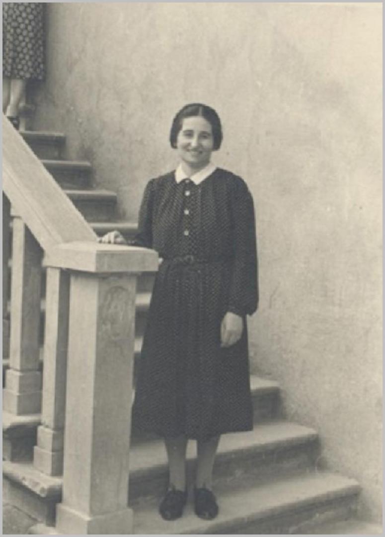 Pierina Gilli (1911–1991) trong bức ảnh năm 1946, thời bà là y tá và tập sinh Dòng Nữ tỳ Bác ái — một năm trước chu kỳ hiện ra 1947