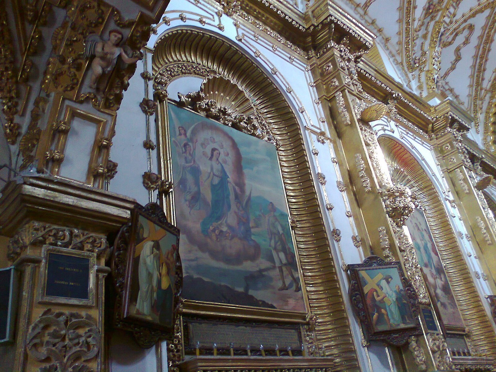 Tranh kể biến cố Đức Mẹ hiện ra với Juan Diego Bernardino, trong lòng vương cung thánh đường Ocotlán