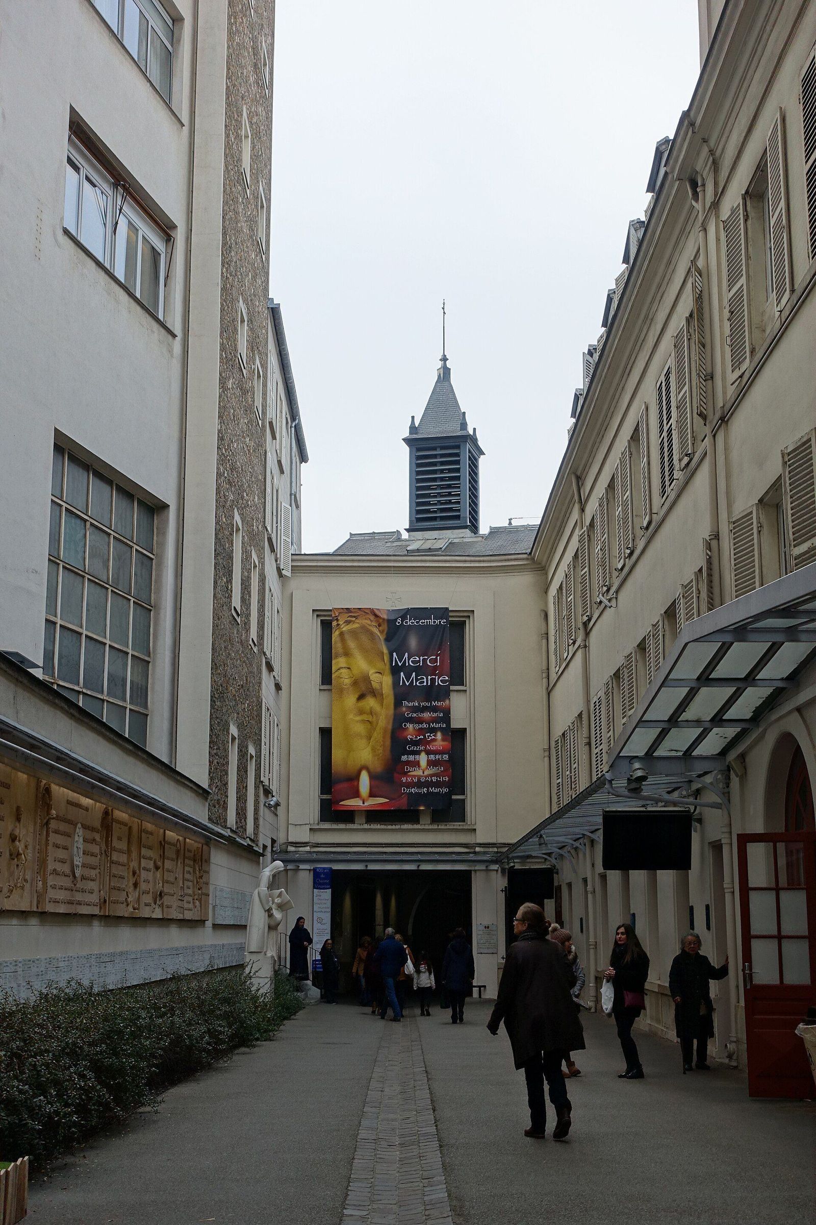 Sân trong dẫn vào Nguyện đường Đức Mẹ Ảnh Phép Lạ tại Rue du Bac, Paris