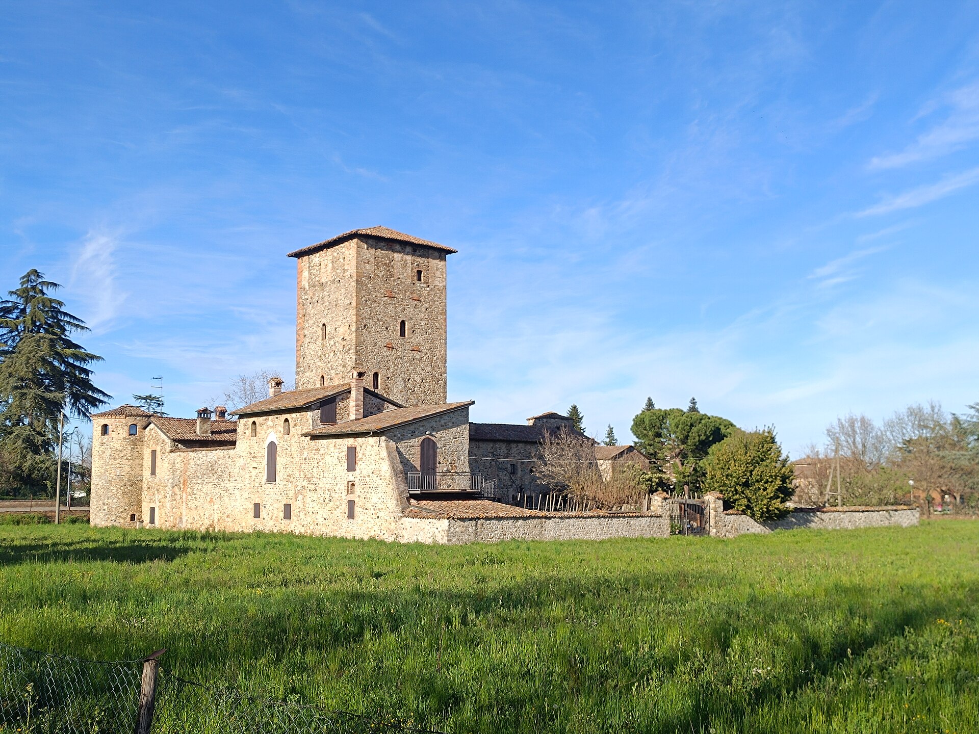 Lâu đài tại làng San Damiano, xã San Giorgio Piacentino, tỉnh Piacenza, Ý (ảnh tháng 3 năm 2025)