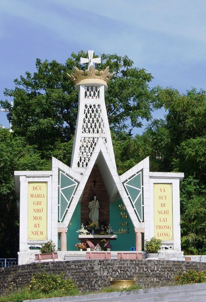 Tượng Đức Mẹ Trà Kiệu tại Trung tâm Thánh Mẫu Trà Kiệu.