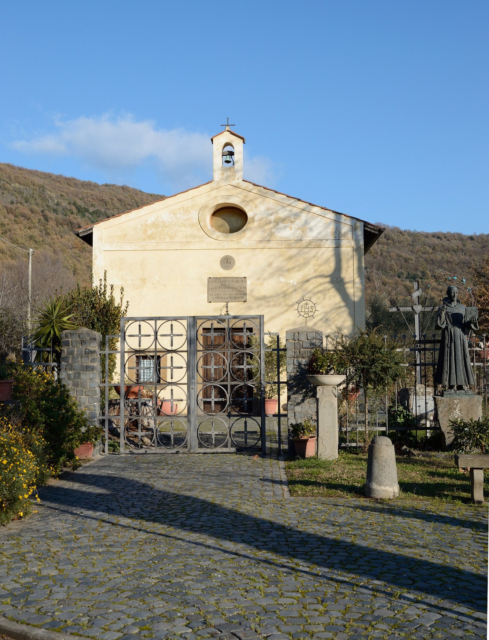 Nhà thờ San Bernardino da Siena tại Trevignano Romano — một nhà thờ lịch sử của thị trấn, thuộc giáo phận Civita Castellana